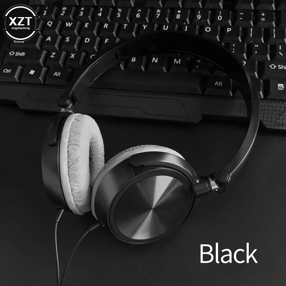 Headphones com fio BassCore HD Studio preto com almofadas brancas e som bass HD para estúdio - Quantumix
